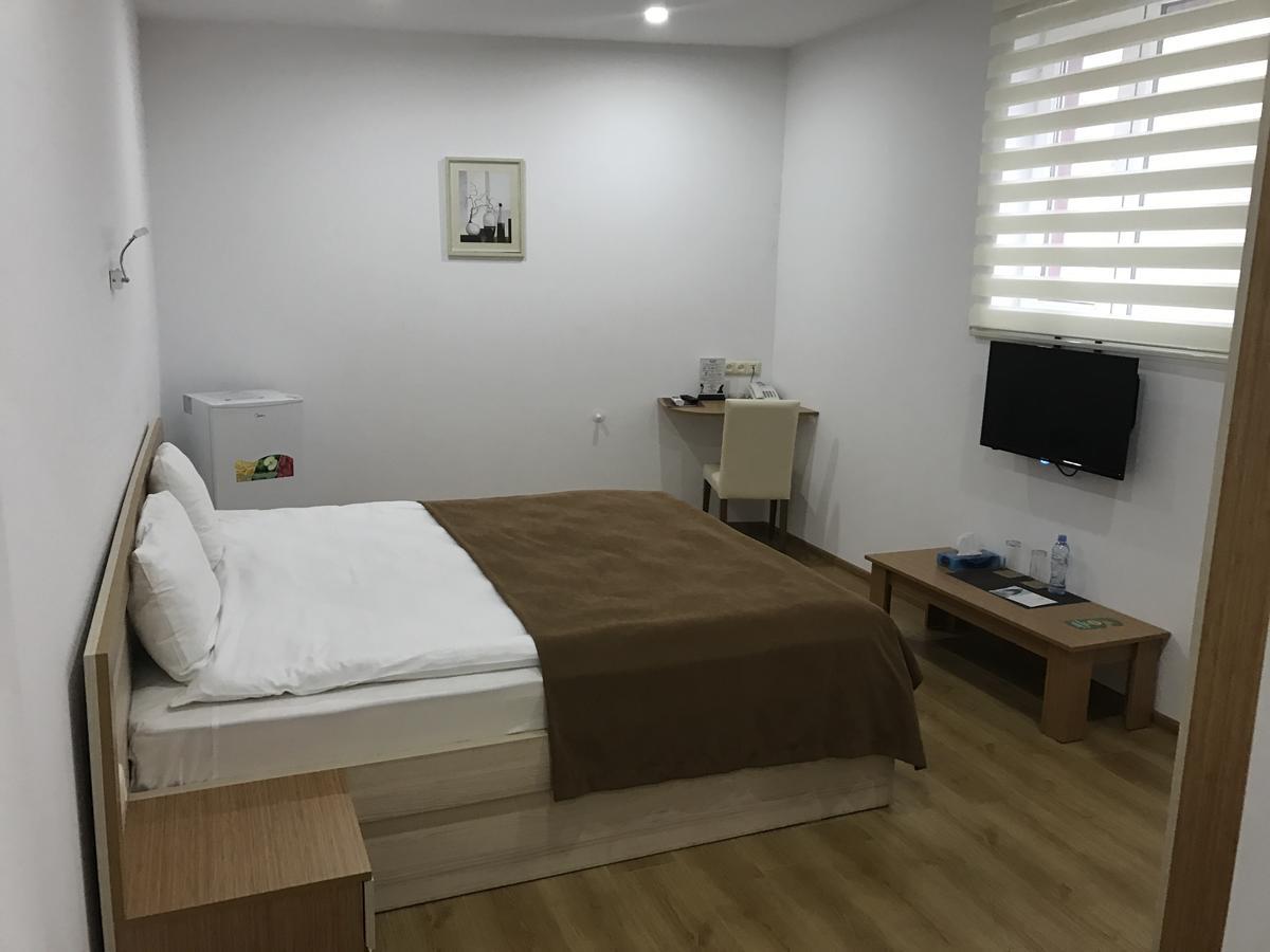 Hotel Marseille Batoemi Buitenkant foto