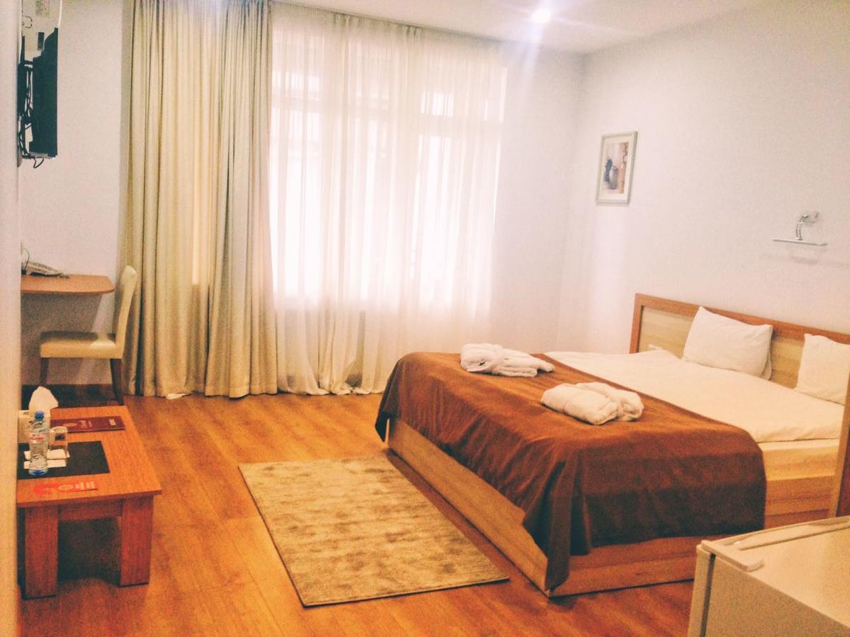 Hotel Marseille Batoemi Buitenkant foto