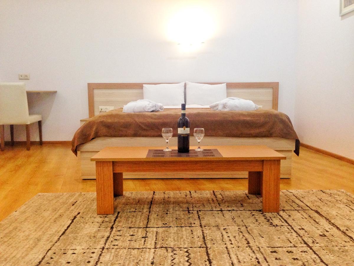 Hotel Marseille Batoemi Buitenkant foto